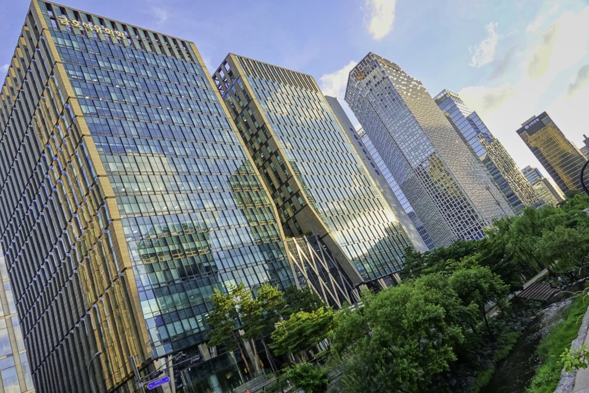 mrakodrapy podél říčky Cheonggyecheong