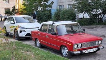 Setkání dvou různých generací aut na sídlišti