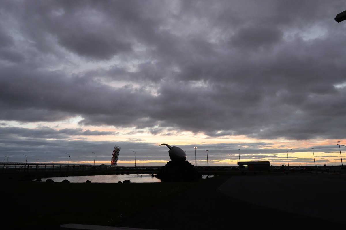 Před letištěm v 1:00 ráno.