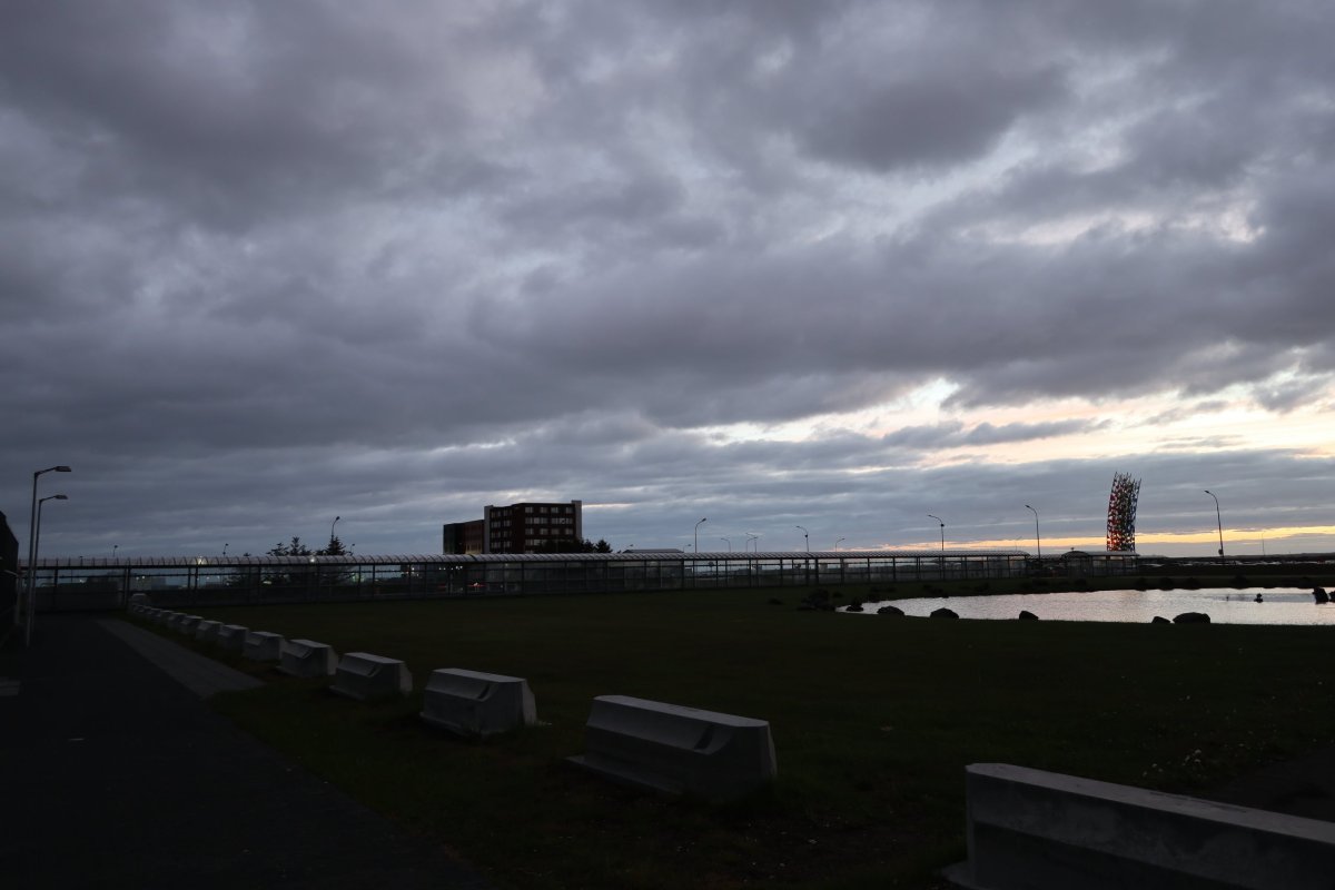 Vzadu ta kostka je hotel u letiště.