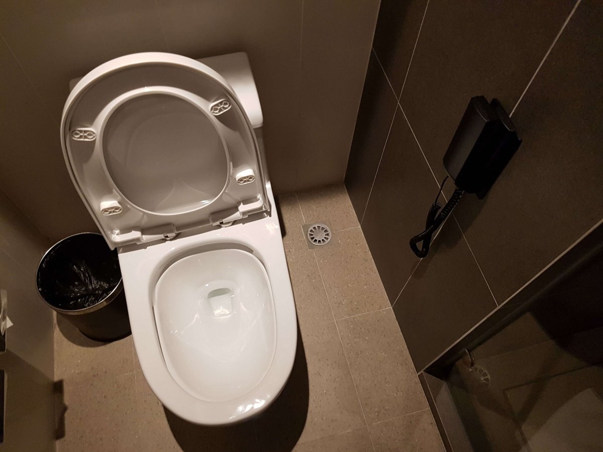 Jediný telefon v pokoji... u záchoda.