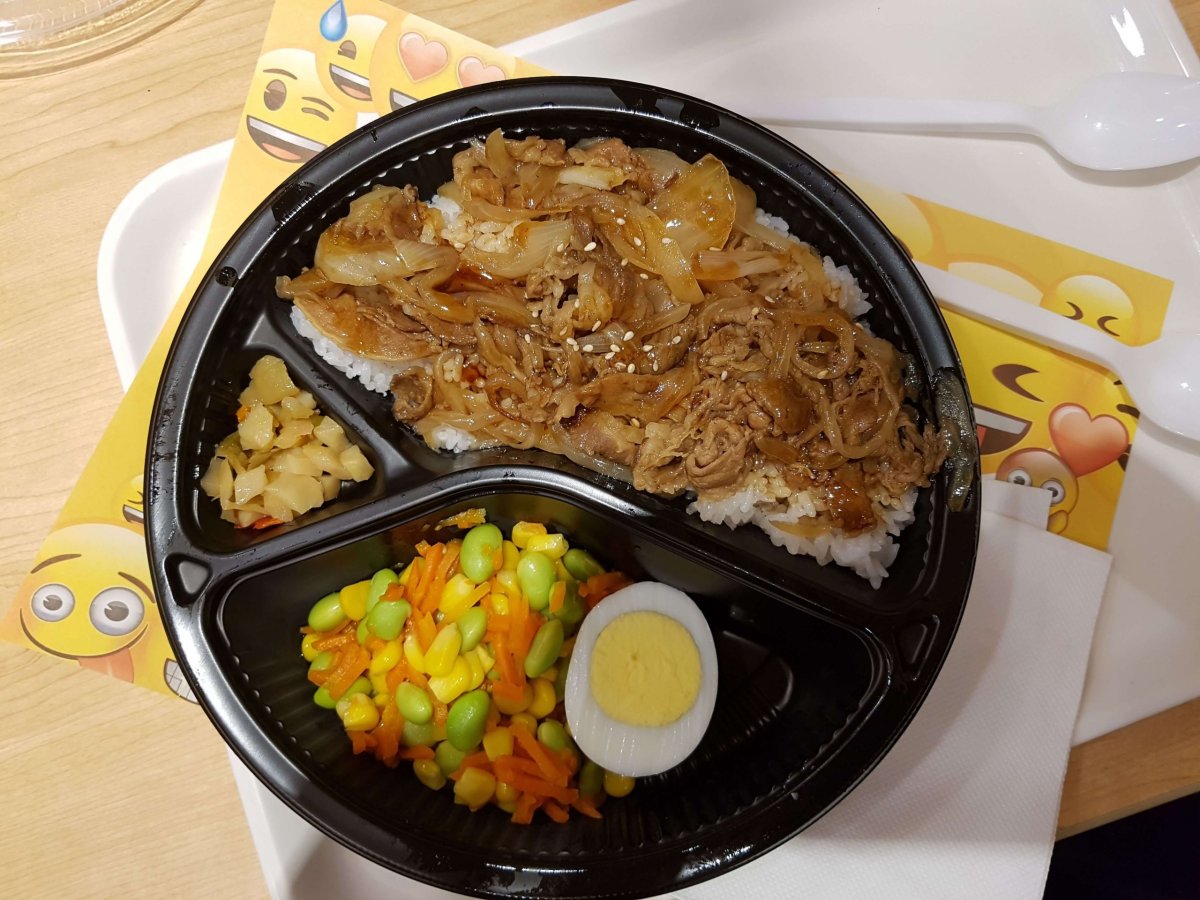 Večeře... street food jsme fakt neriskli, ačkoliv voněl krásně