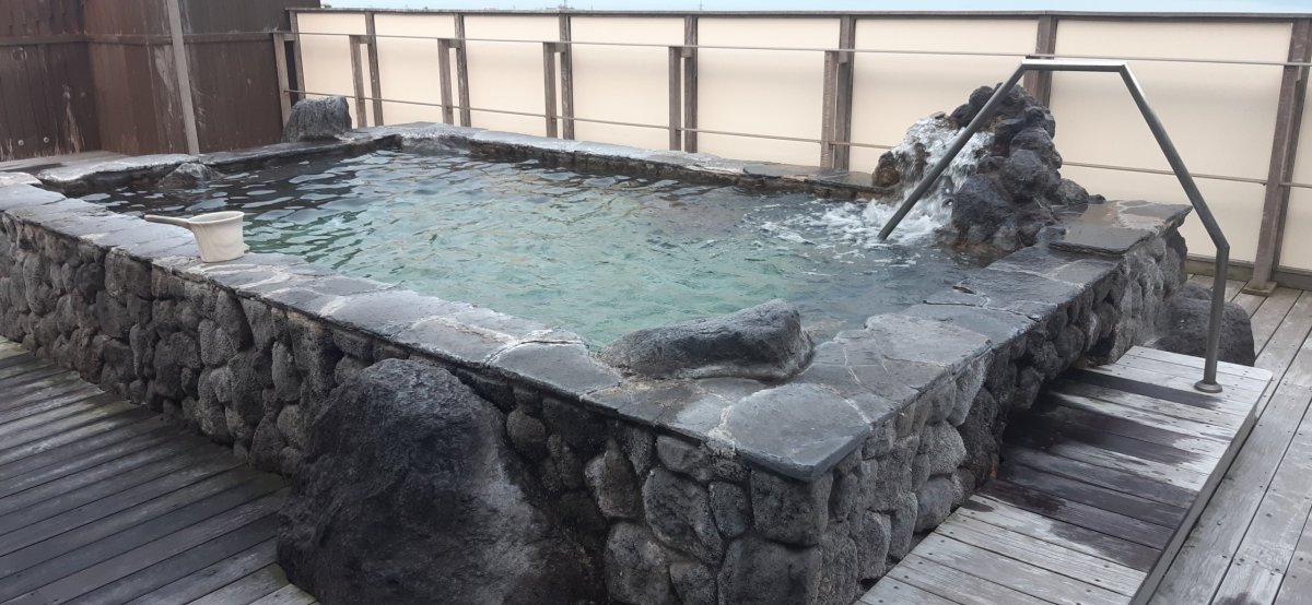 onsen na střeše hotelu
