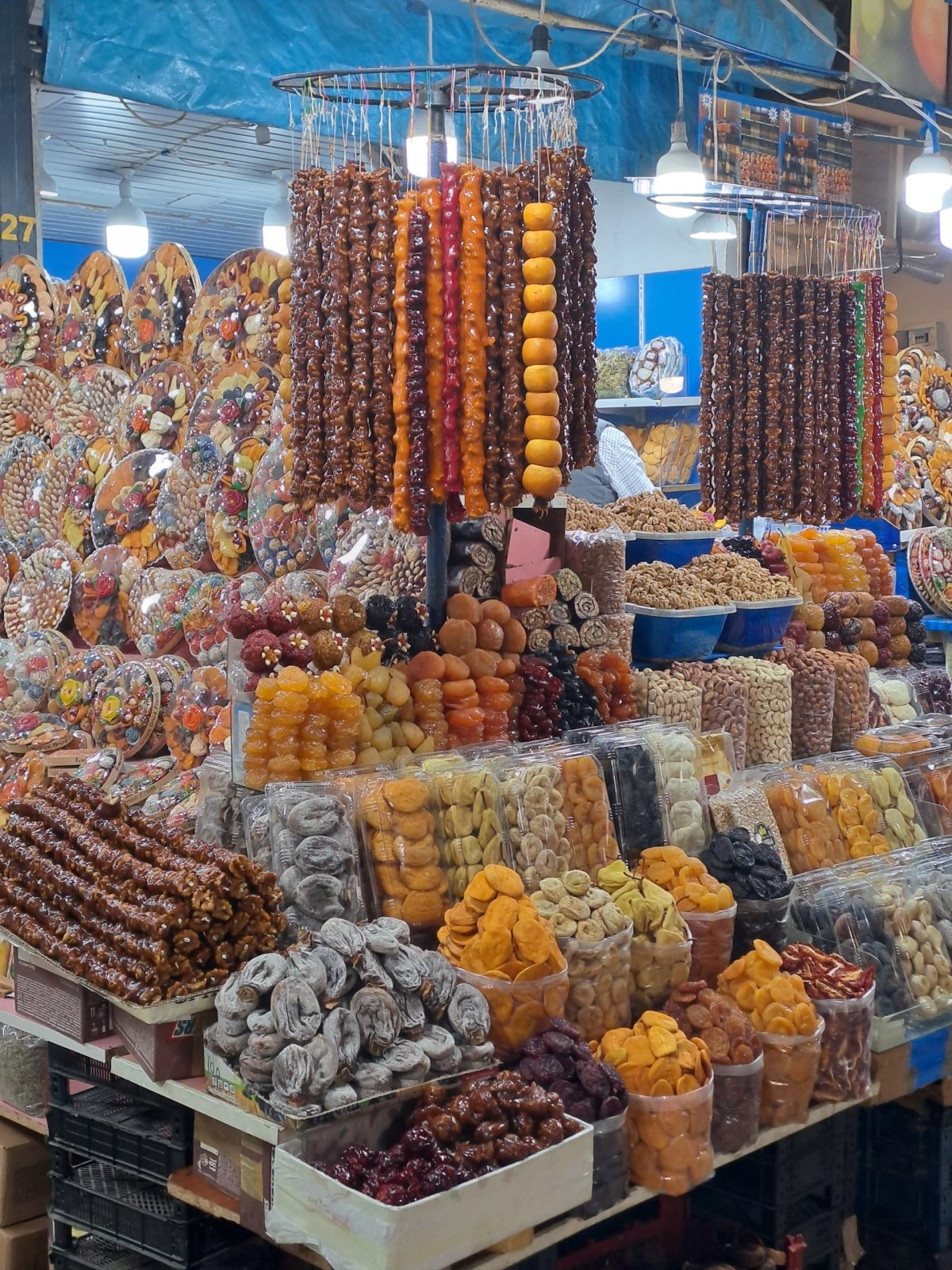 Sujuk a sušené ovoce všude kolem