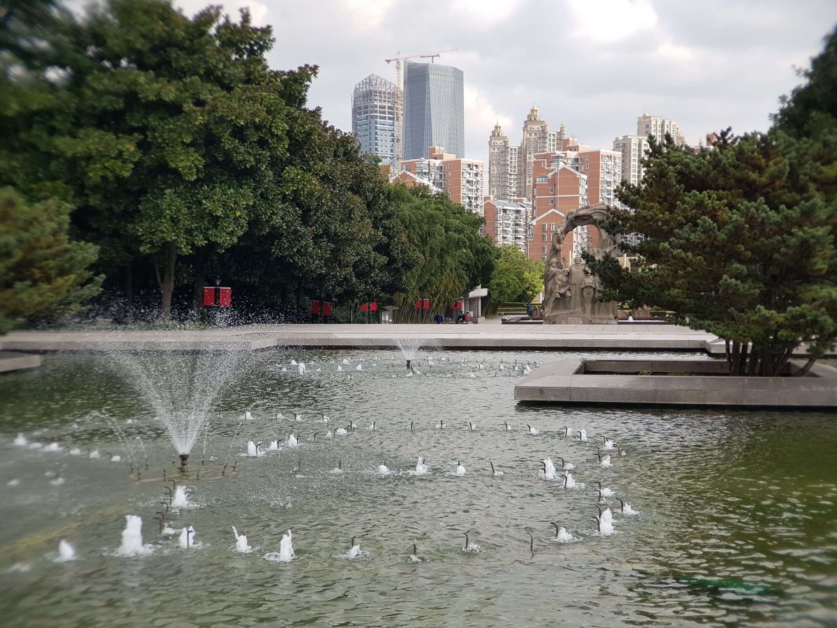 Hektická výstavba v pozadí