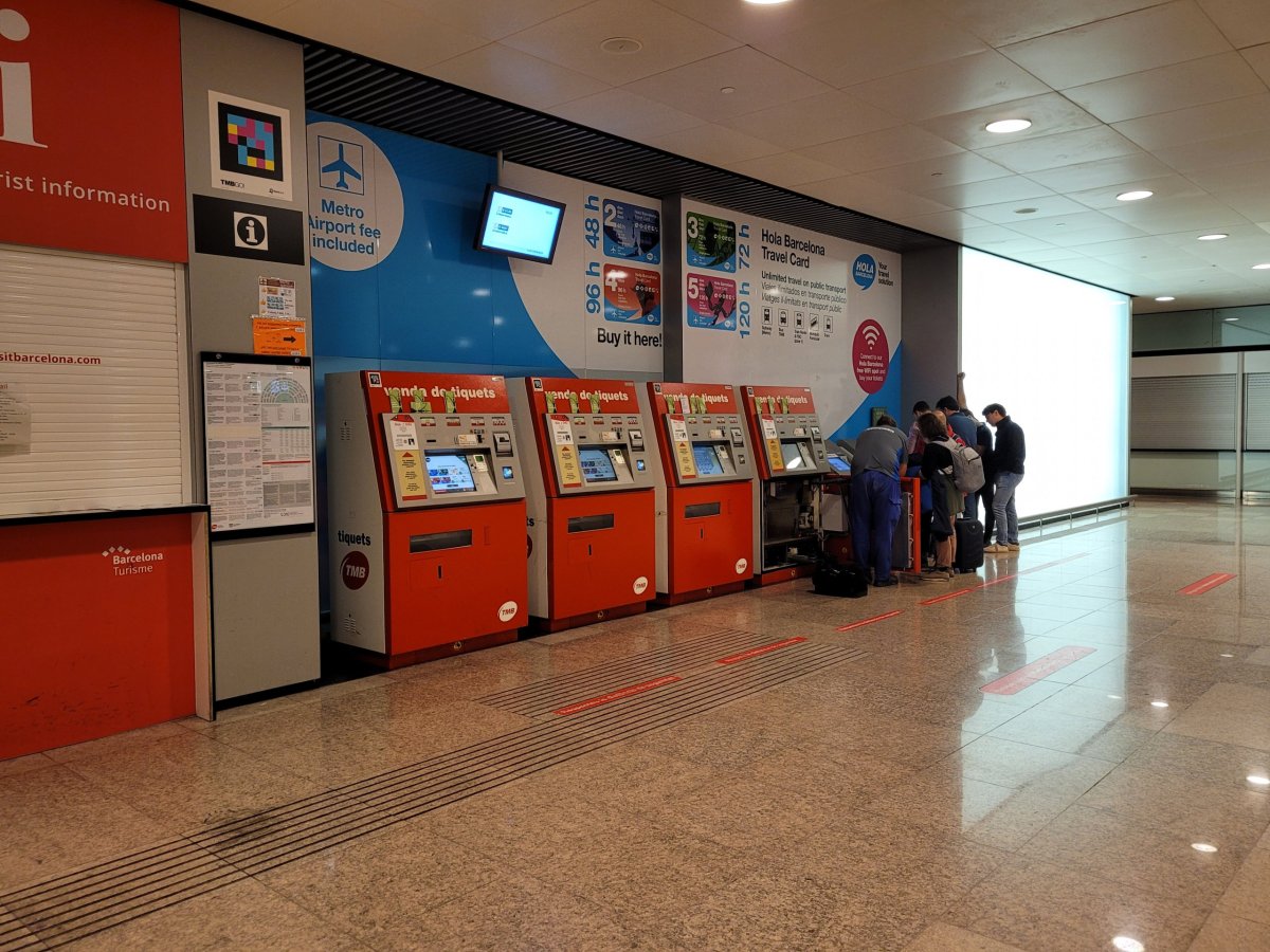 Automaty na jízdenky u vstupu do metra