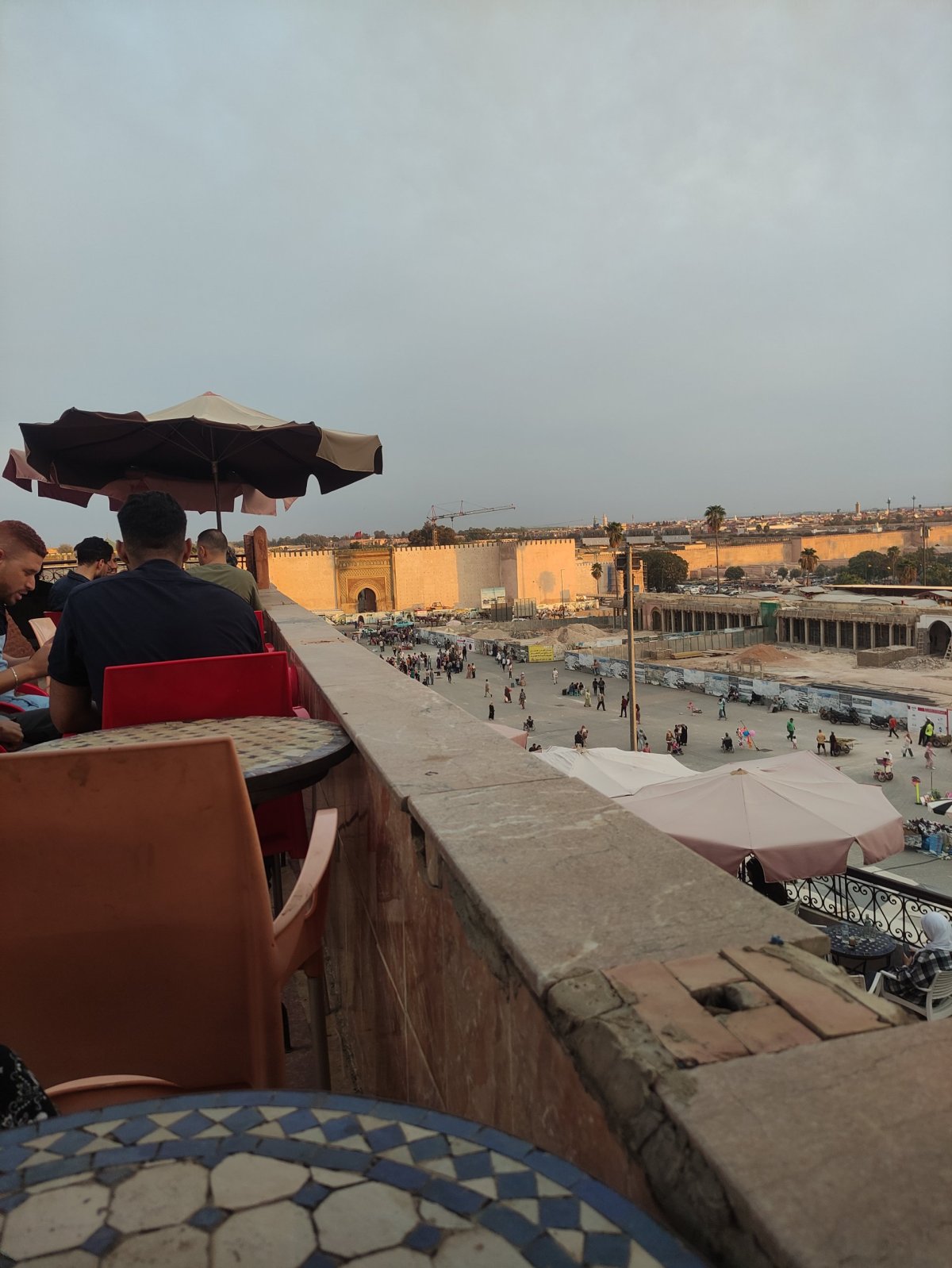 náměstí v Meknes z kavárny