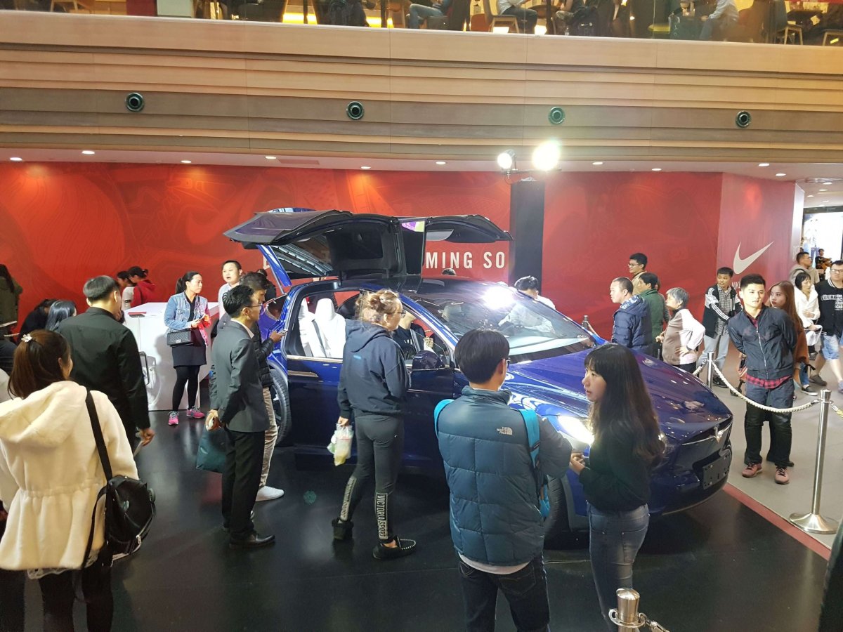 Číňani obdivují výtvor páně Muska