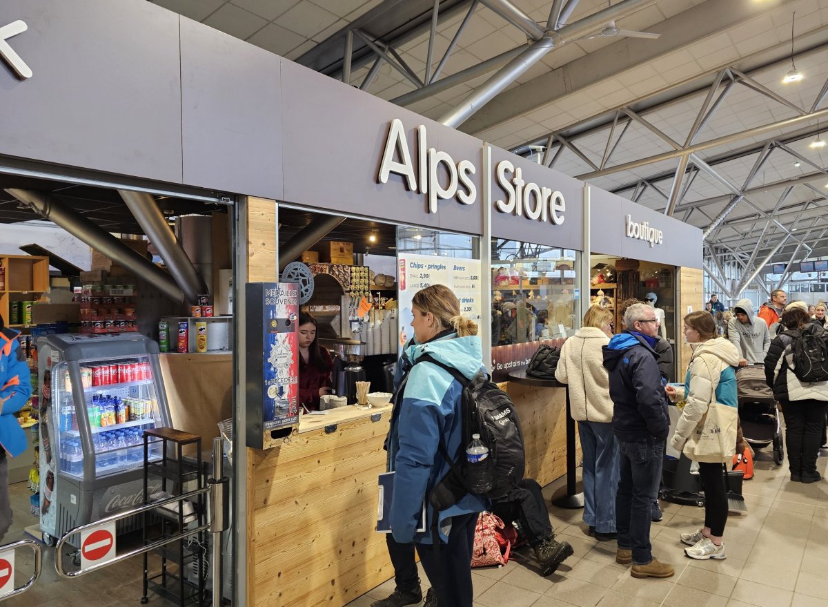 Alps Store, odletová hala, letiště CMF