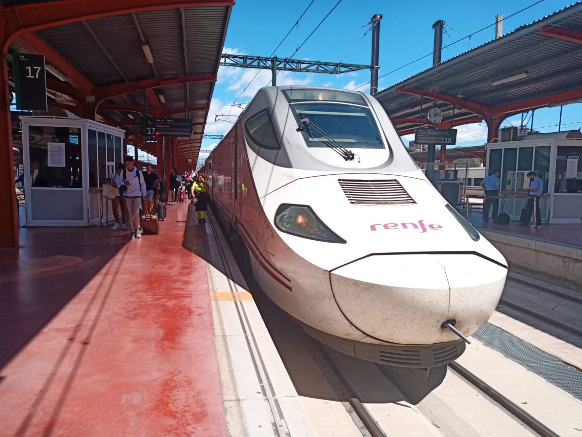 Večerní rychlovlak jsem nechal bez fotky tak jsem ráno vyfotil jiný ve stanici Madrid Chamartin