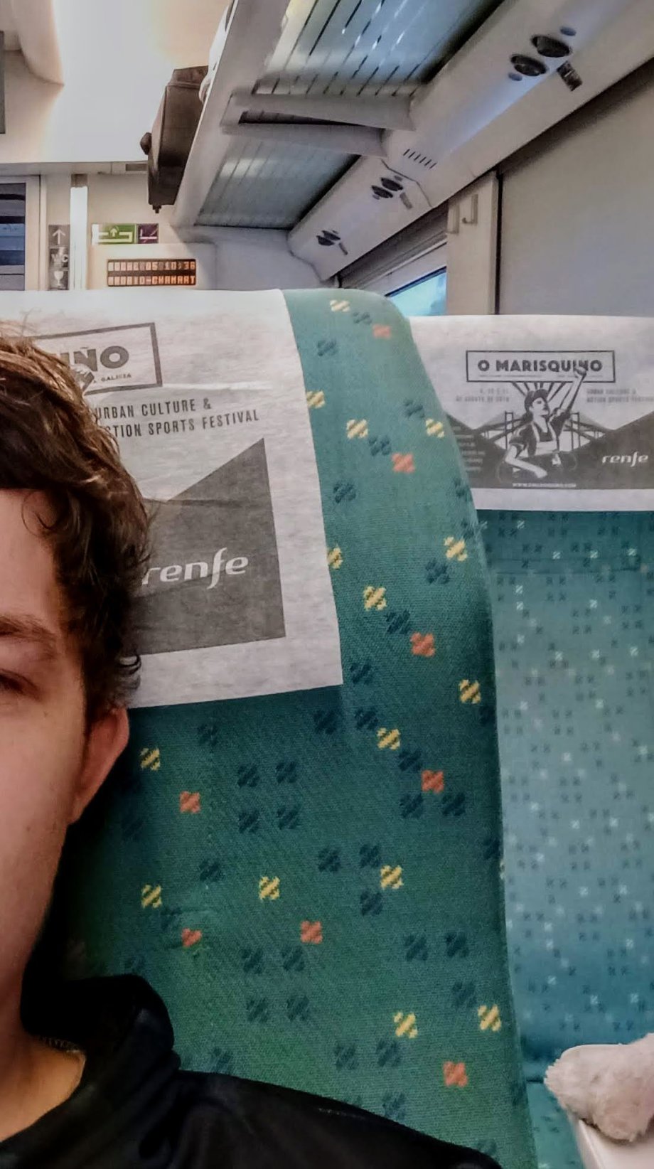 Sedačky a interiér v rychlovlaku RENFE 