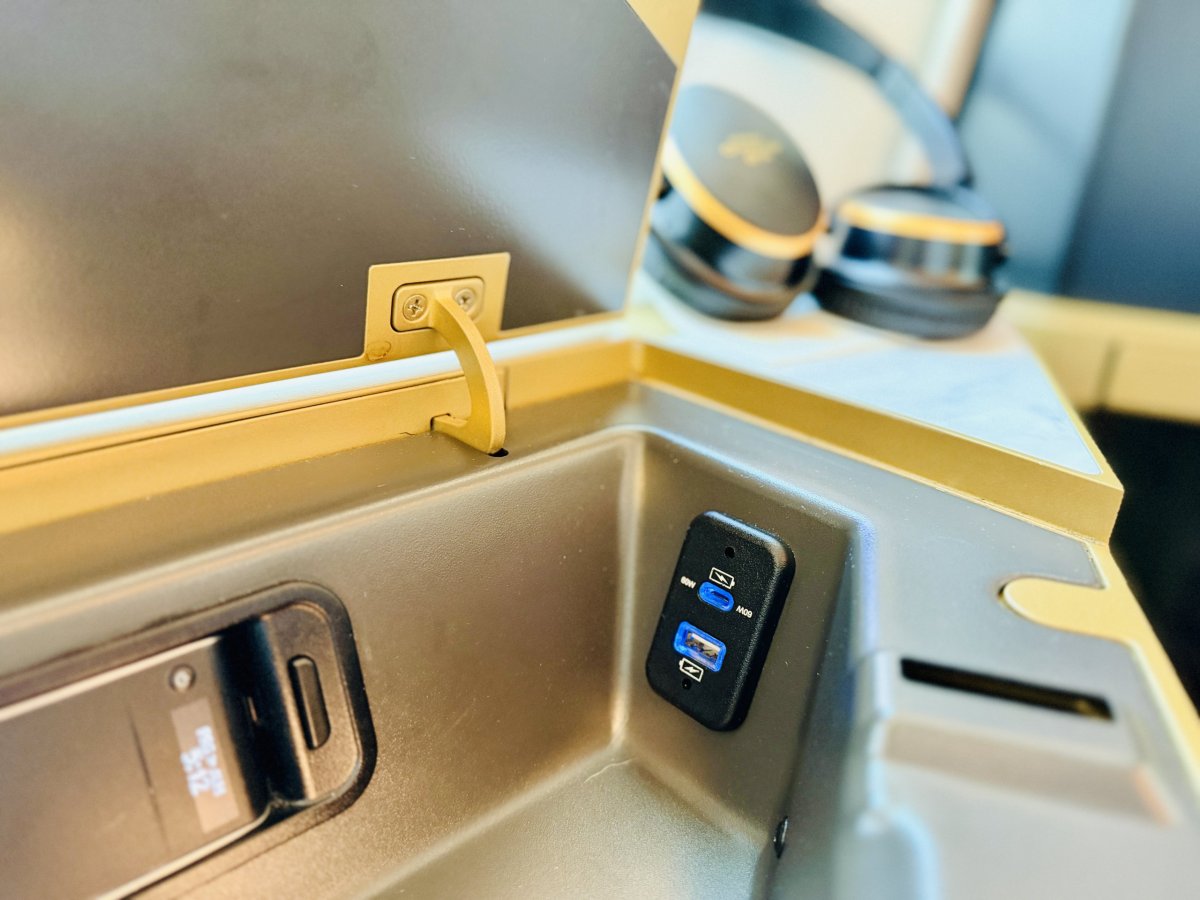 USB-C a USB-B zásuvky pro nabíjení