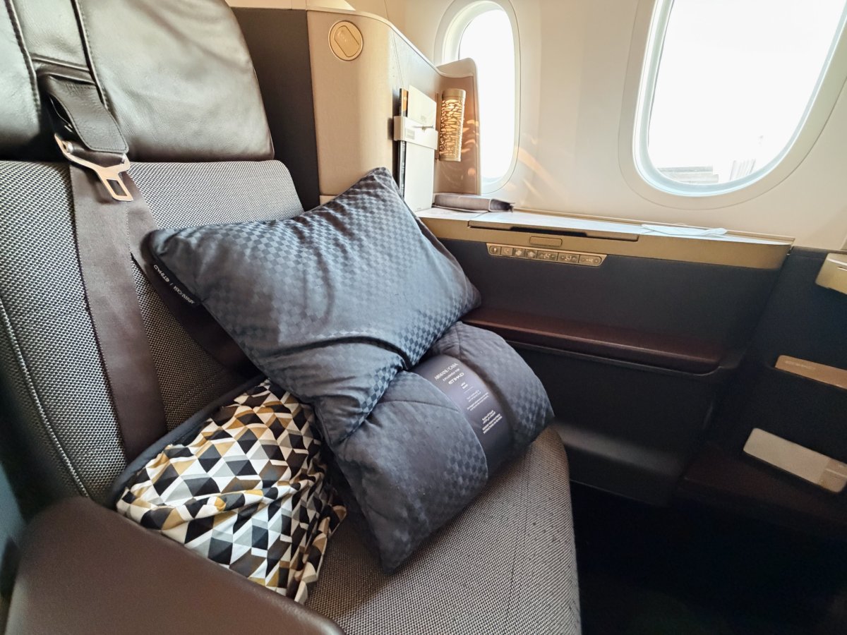 Podpěra pod záda, polštář a deka značky Armani