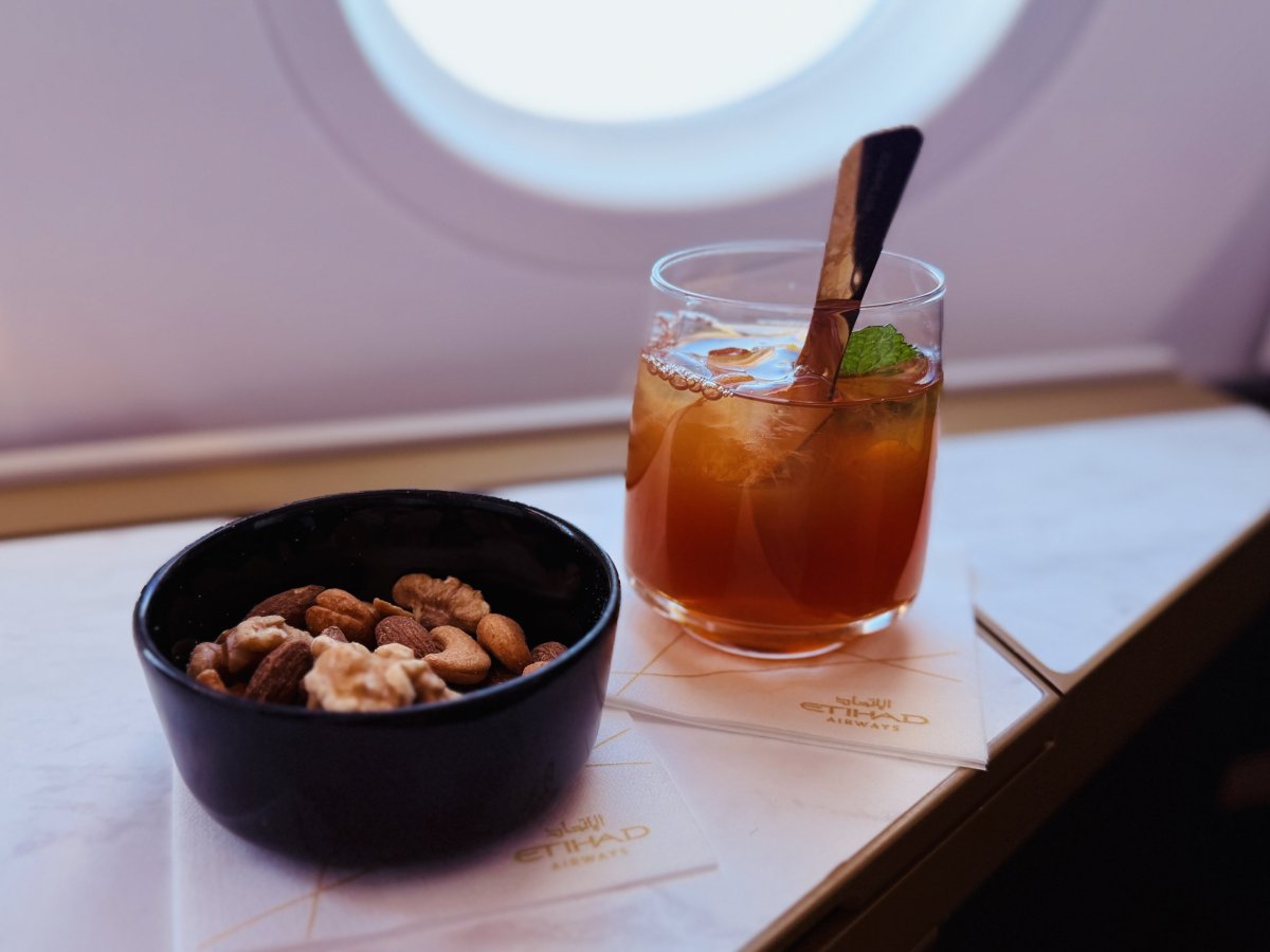 Ohřátá směs ořechů a ledový čaj