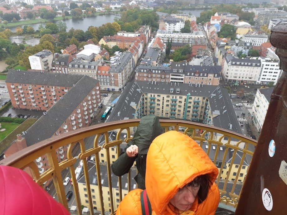 za deště nepřístupné, kluzké schody