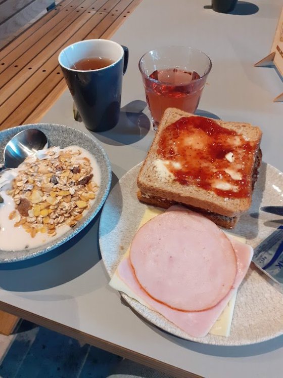 snídaně, tousty bylo možnost zapéct