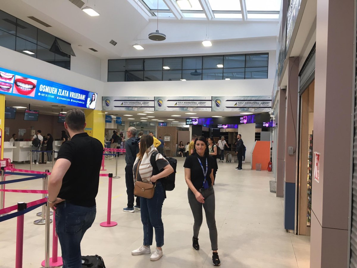 Letiště v Tuzle - velikostí srovnatelné s průměrným supermarketem :)