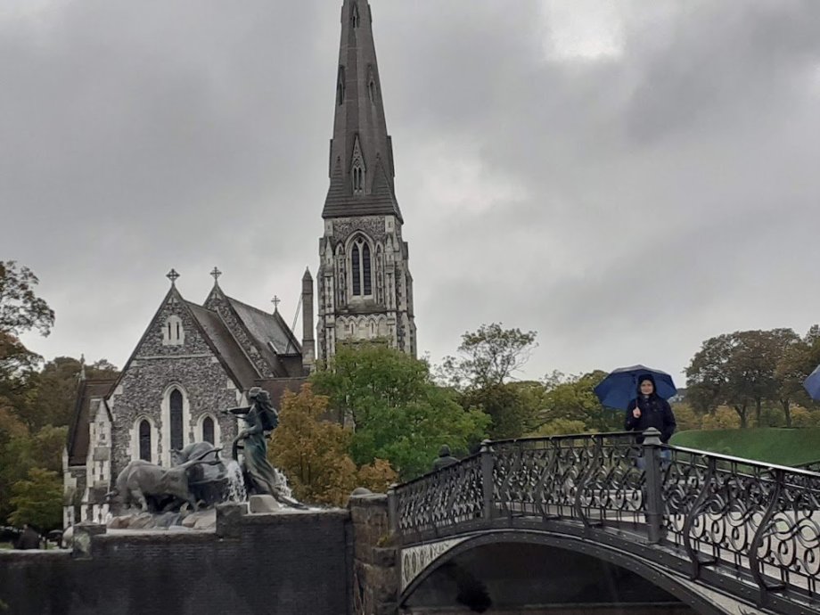 kostelík u fontány