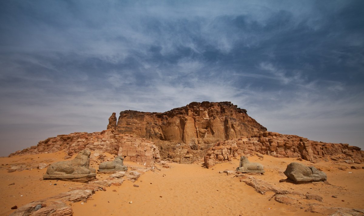 Hora Gebel Barkal kde žije bůh Amun, v jeho klíně najdete pozůstatky chrámu