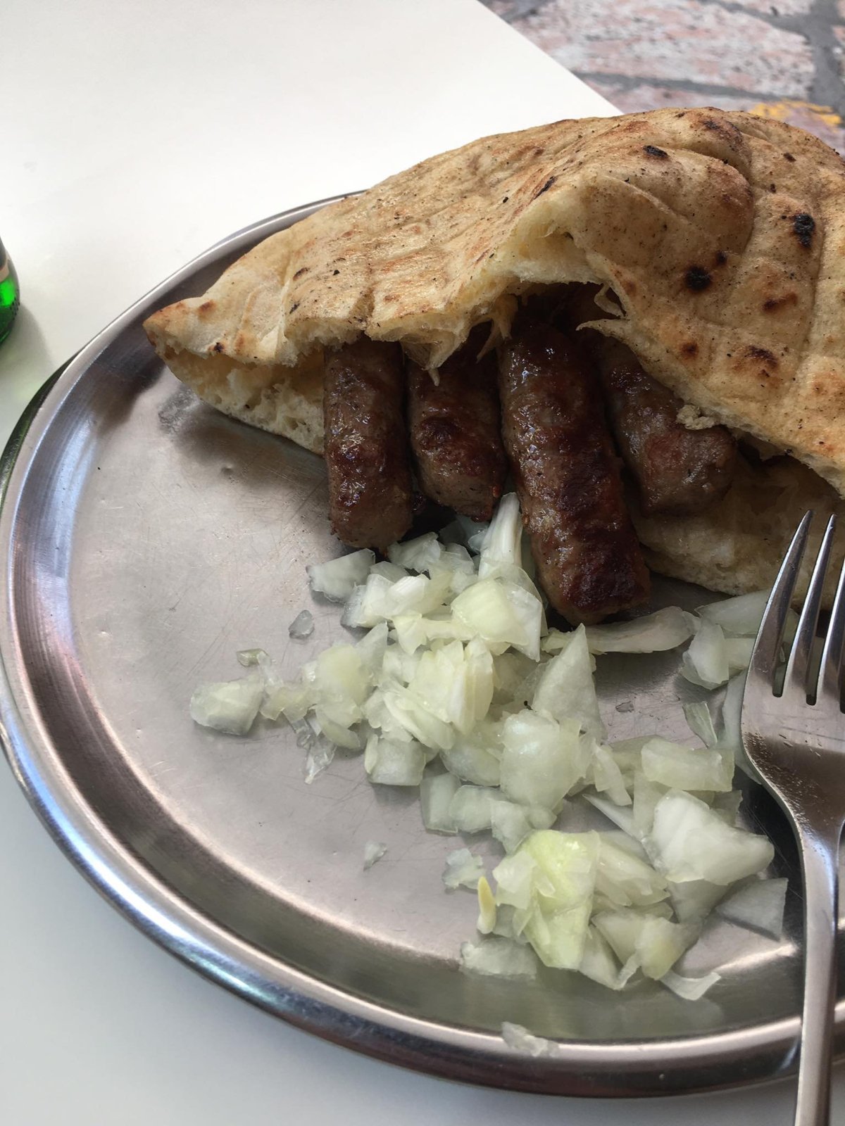 Cevapi s cibulí a somunem - nic bosenštějšího snad ani není