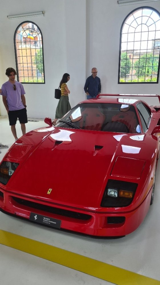 a další Ferrari..