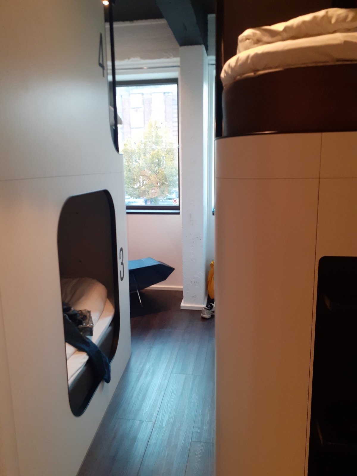 pokojíček na hostelu se solo koupelnou