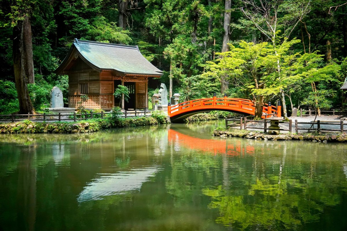 malá svatyně v lese