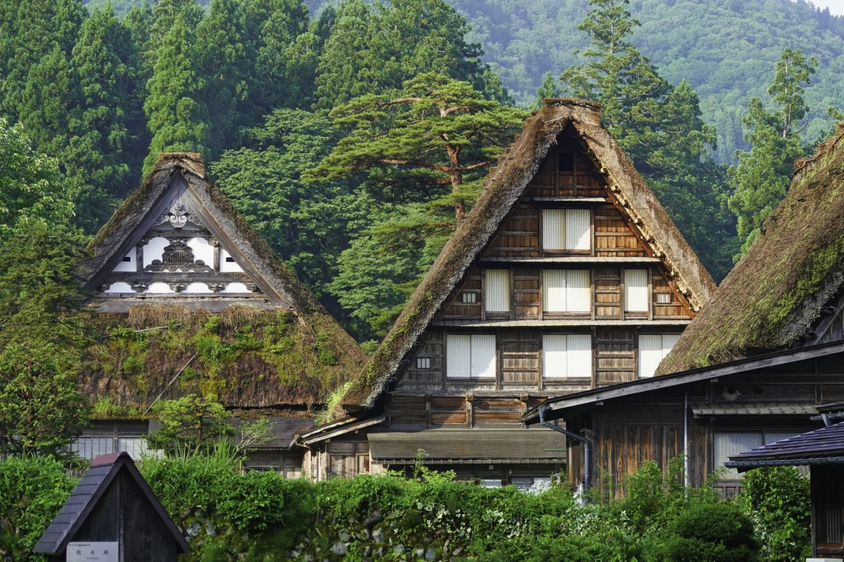 tato chaloupka je muzeum a za ní svatyně..