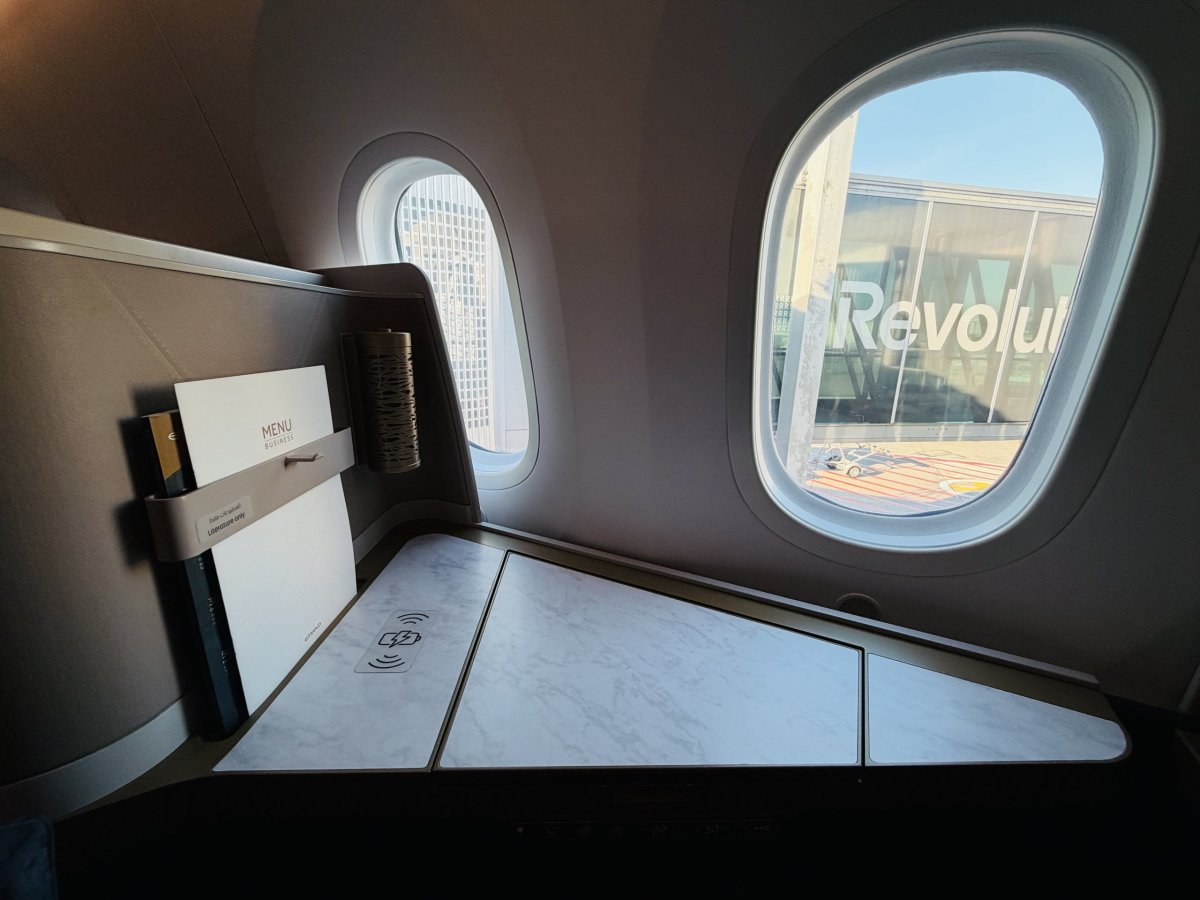 Odkládací stoleček a bezdrátové dobíjení