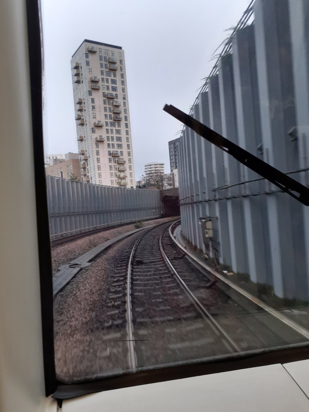 výhled z prvního vagonu metra
