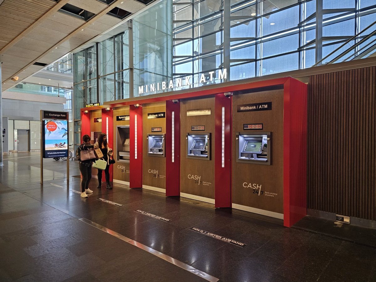 Bankomaty v příletové hale