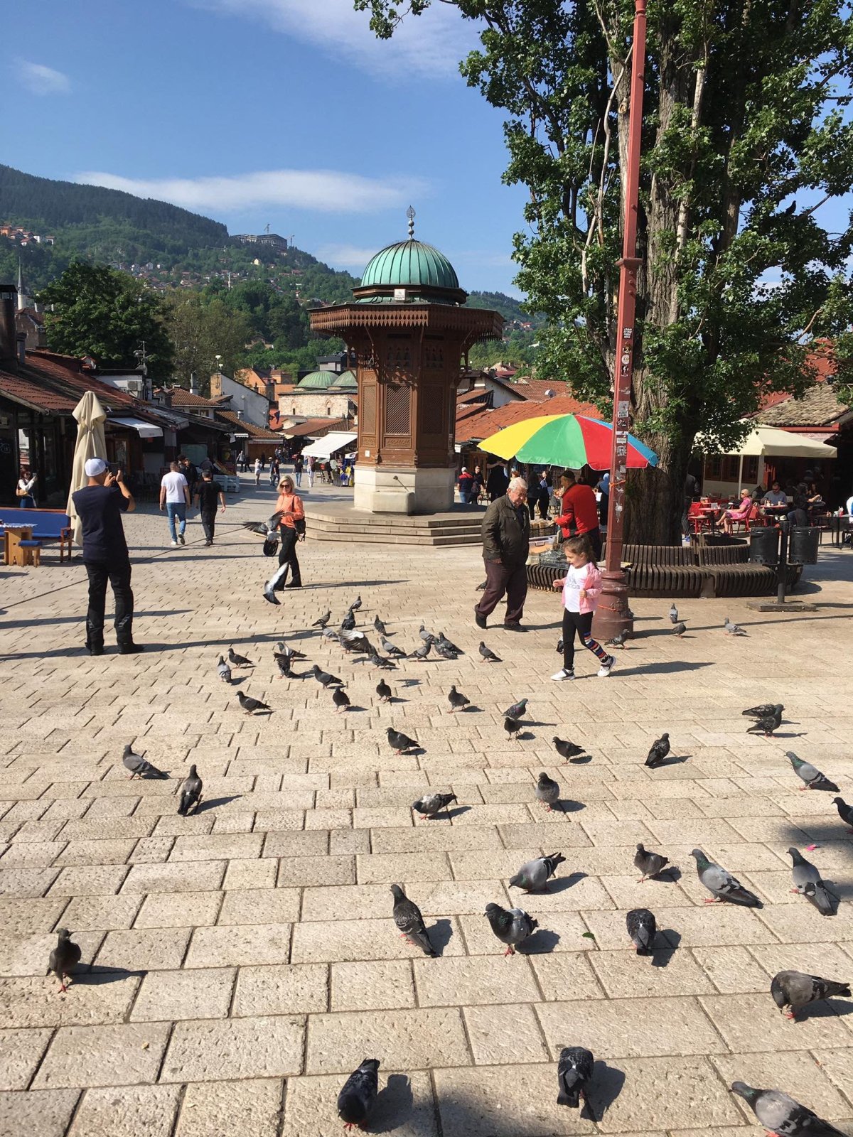 Sarajevo se pomalu probouzí