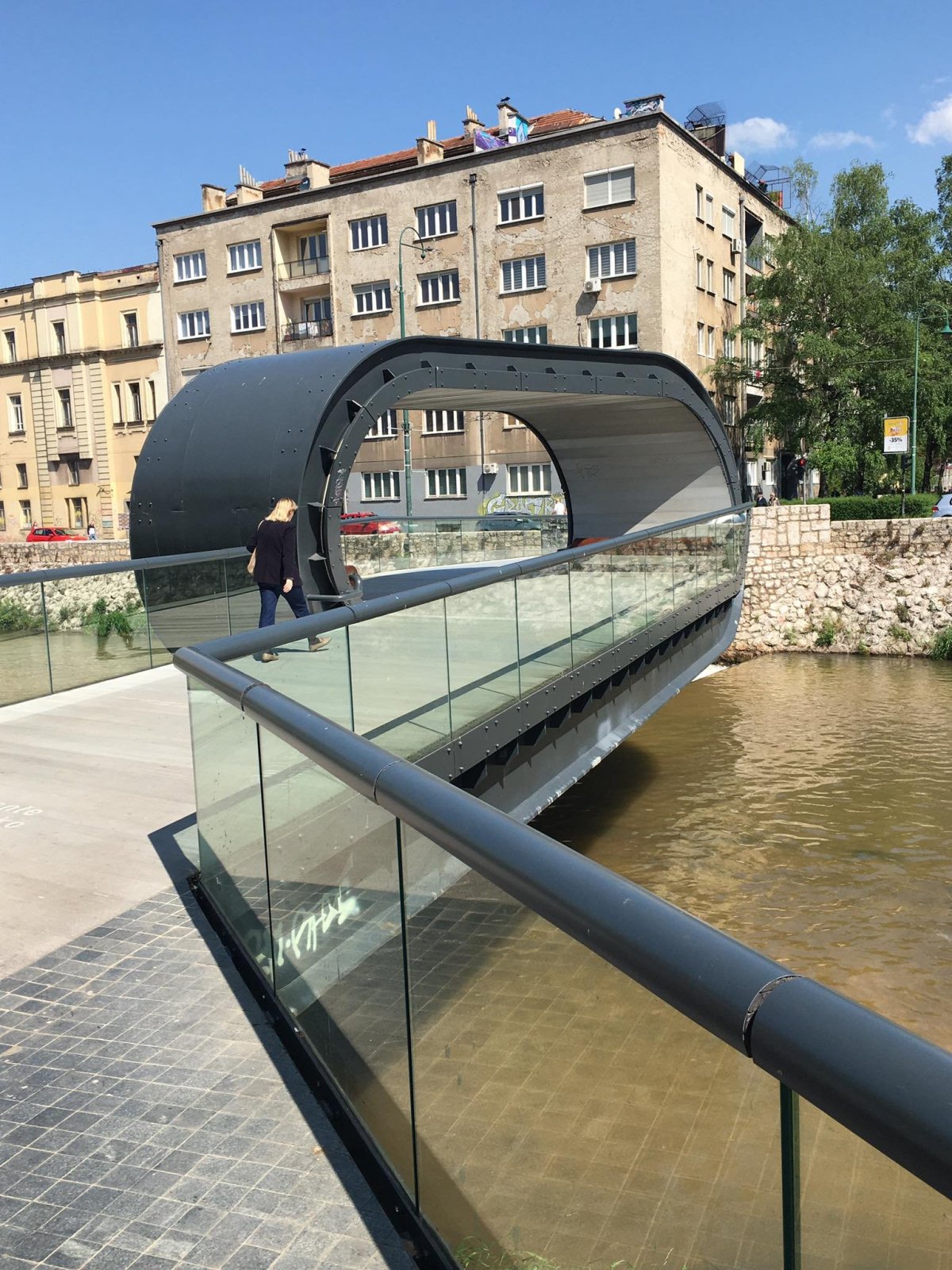 Festina lente, aneb trocha té moderny