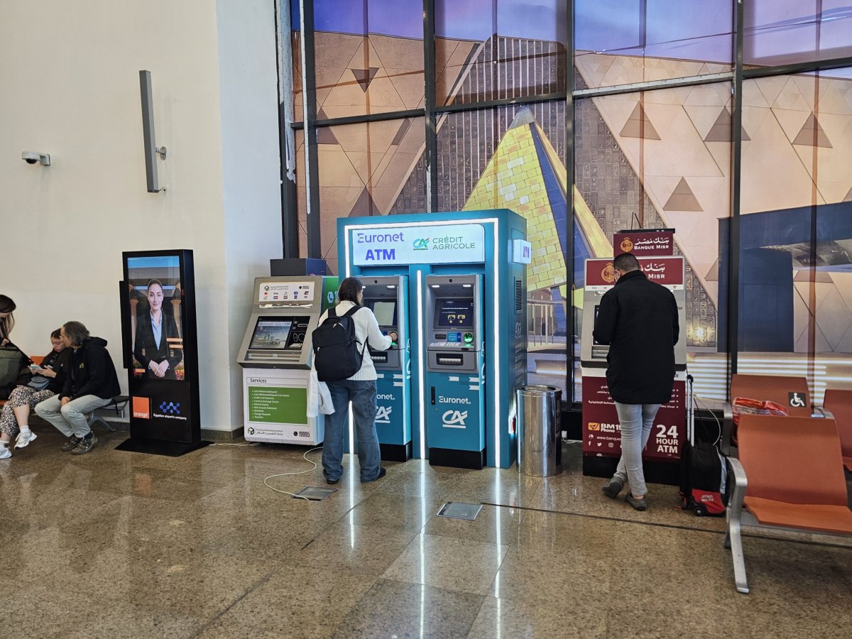 Bankomaty před pasovou kontrolou