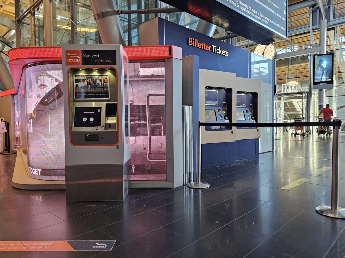 Automaty na jízdenky: vlevo Flytoget, vpravo vlaky Vy