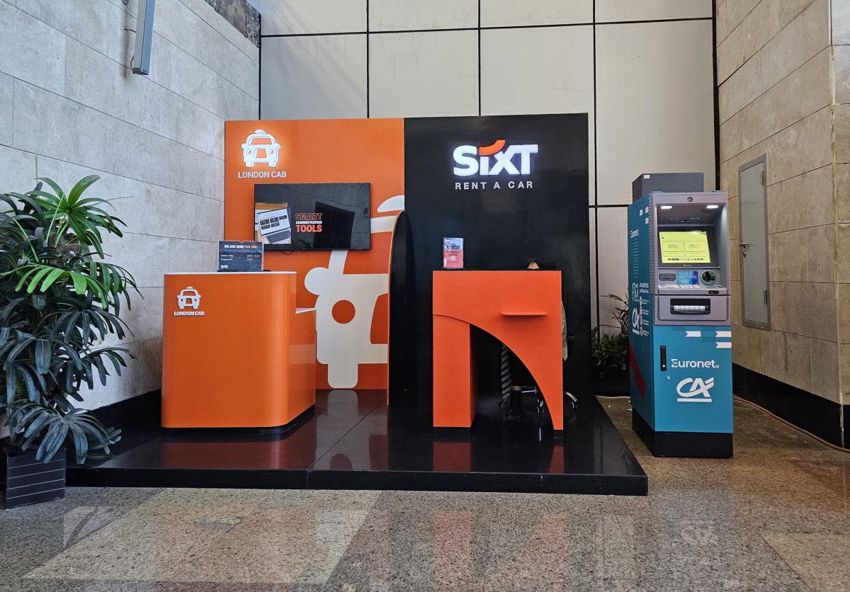 Přepážka autopůjčoven v příletové hale