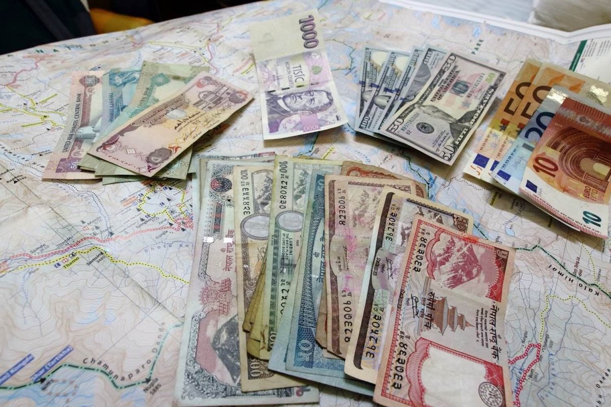 Naša malá zmenáreň - dubajské dirhamy, české koruny, európske eurá, americké doláre a nepálske rupie. Najväčšia nepálska bankova