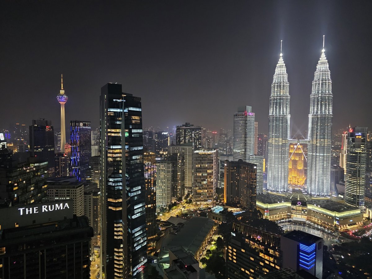 Noční výhled od bazénu