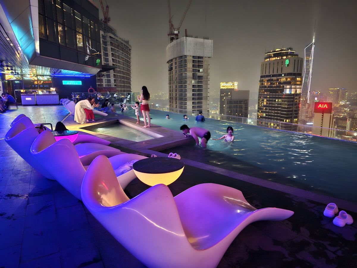 Střešní bazén v noci