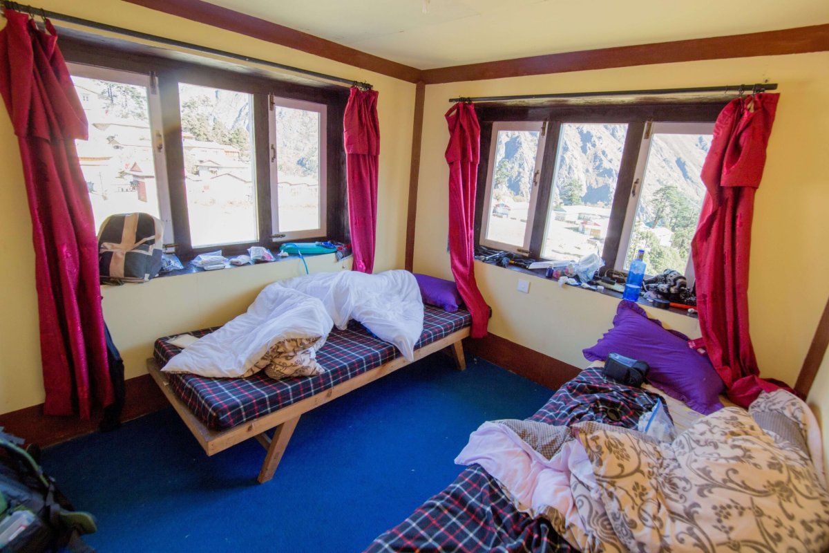 Ubytovanie v lodgii v Tengboche s výhľadom na kláštor a Mt. Everest.