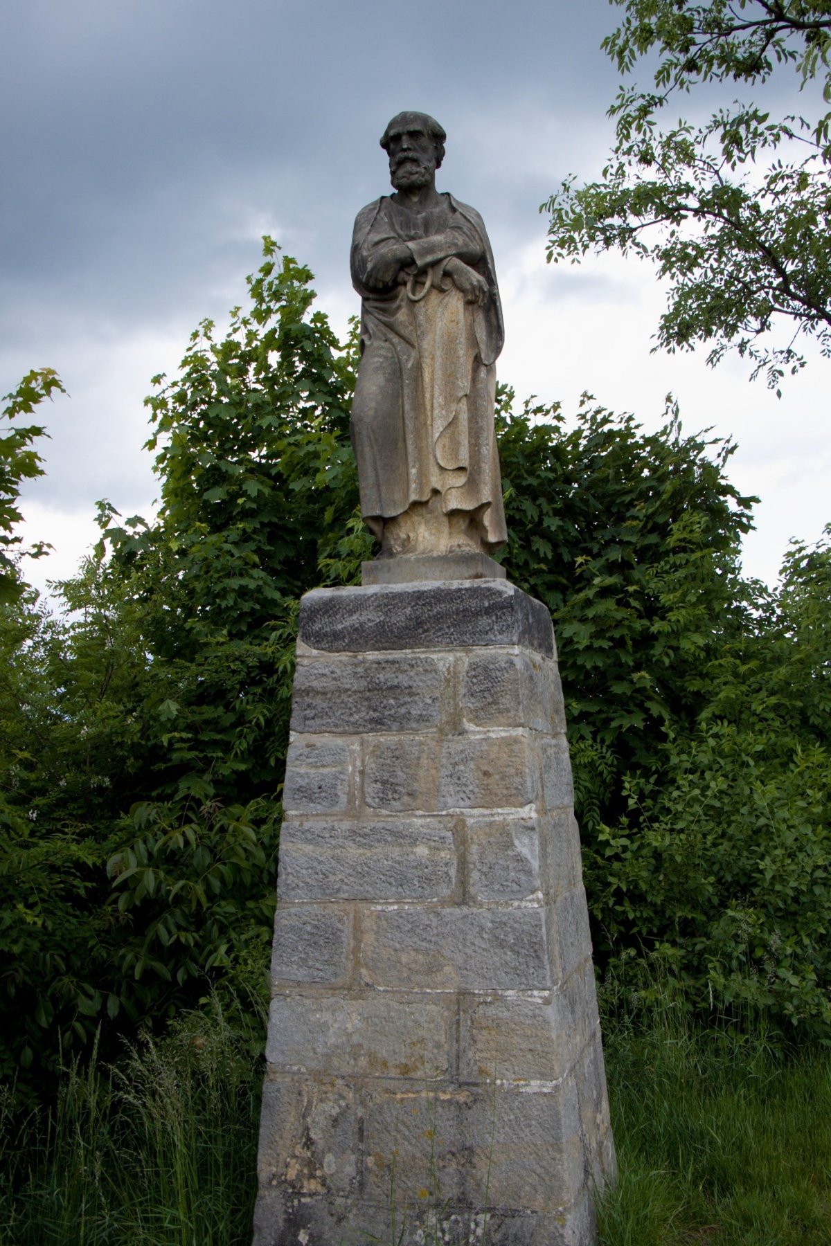 socha apoštola na vrcholu Brada