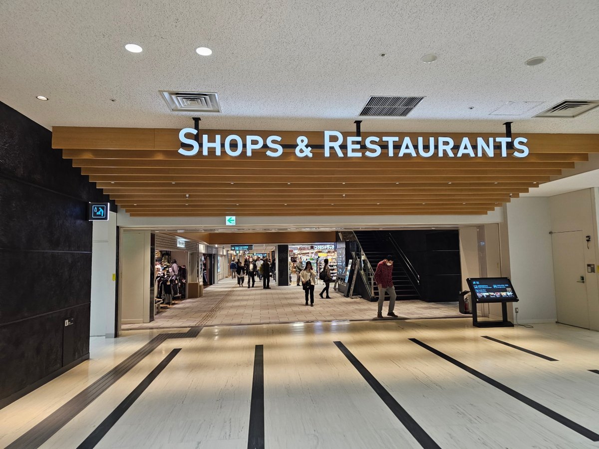 Obchody a restaurace ve veřejné části