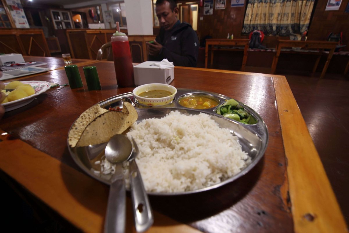 Nepálskym národným jedlom je dal bhát. Jedlo pozostáva z veľkej porcie ryže (bhat), pálivej šošovicovej polievky (dal), opražene