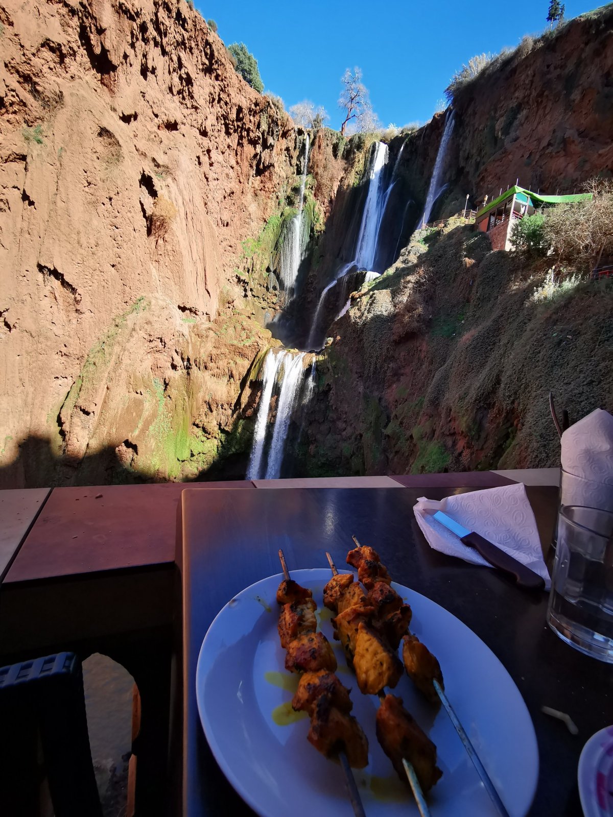 Výhled z restaurace na vodopád Uzúd