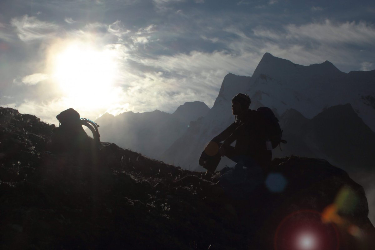 Počas výstupu na menší Chhukung Hill (5100 m n.m.). Slnko sa ešte šplhá ponad Himalájske hory. 