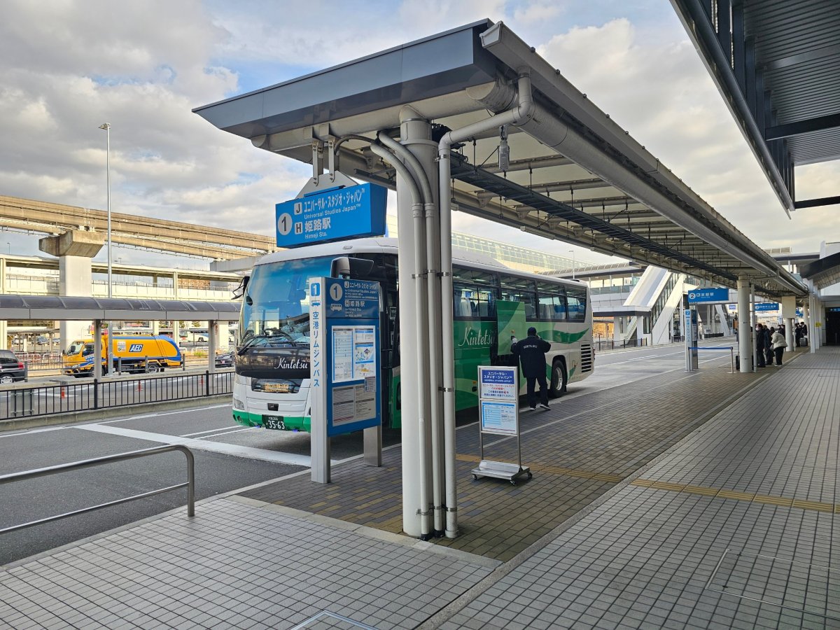 Autobus před terminálem