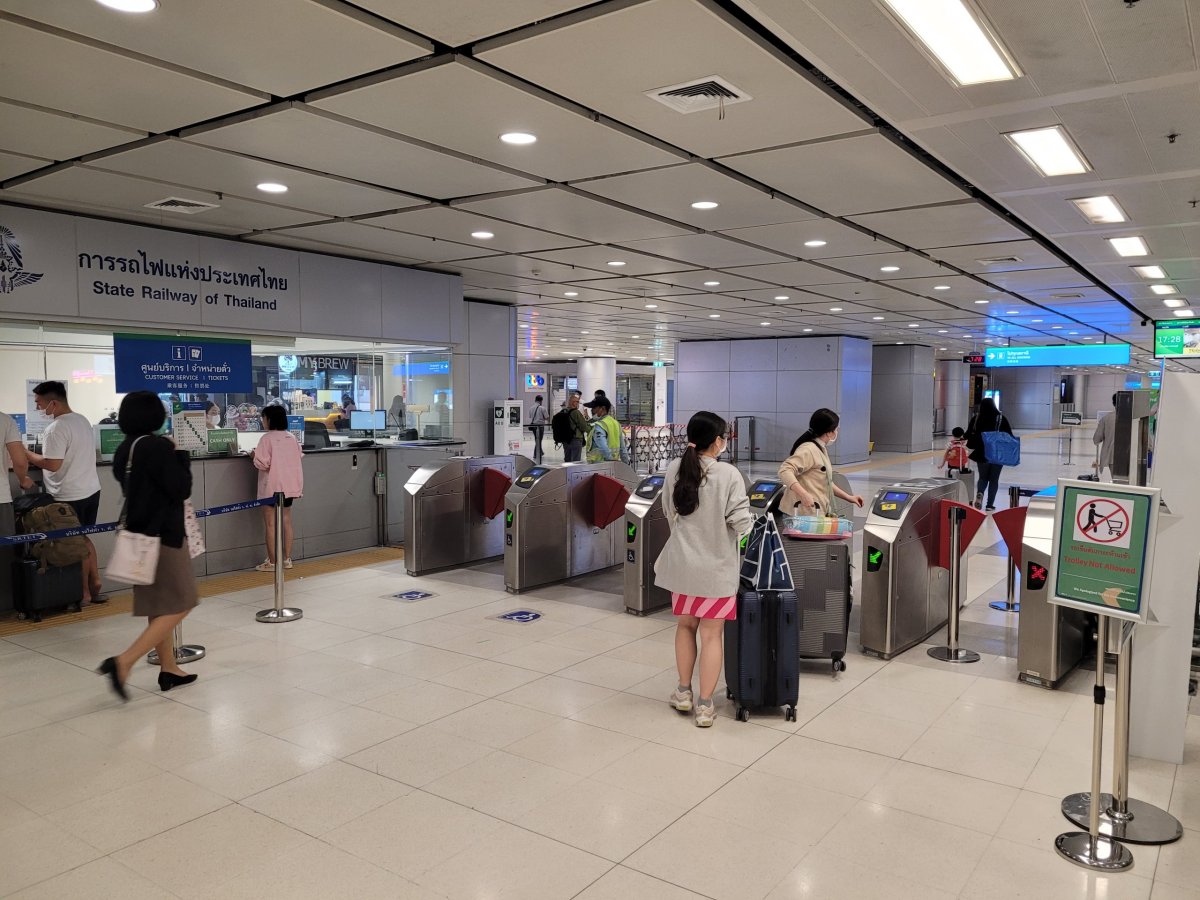 Turnikety při vstupu do stanice