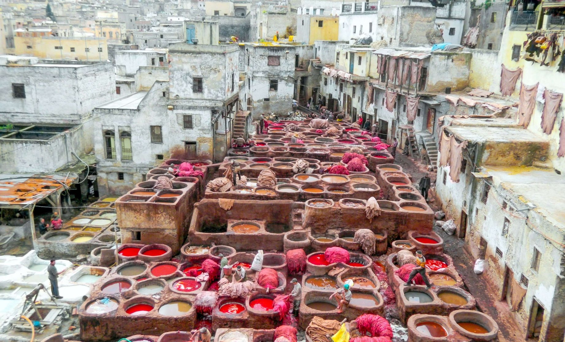 Красильня в городе фес. Красильни в марокко. Марокко фес медина. Красильня в городе фес. Красильни феса.