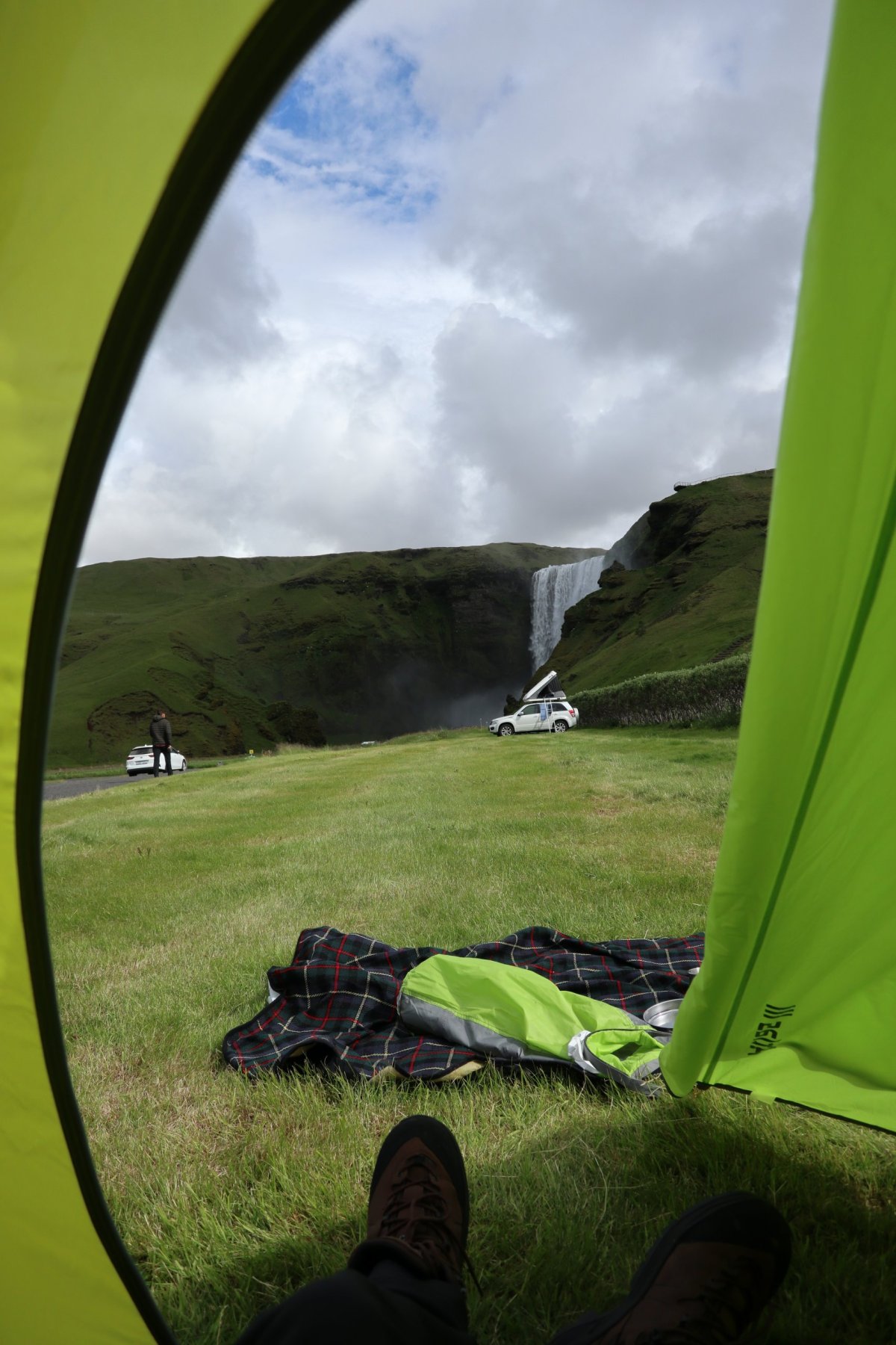 Výhled ze stanu v kempu u Skogafoss.