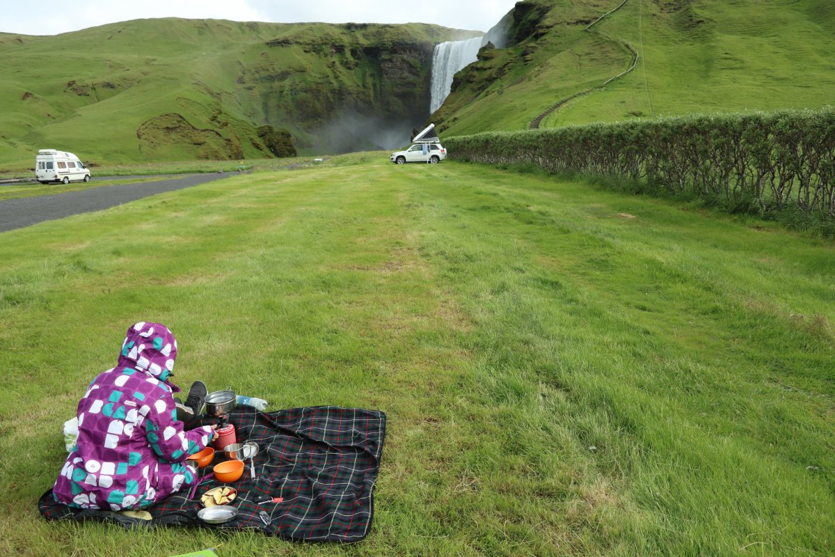 Snídaně u Skogafoss.